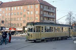 København / Kopenhagen Københavns Sporveje (KS) SL 5 (Tw 567 + Bw 15**) Brønshøj, Brønshøj Torv am 22. April 1972. - Die letzte Altwagengarnitur der Linie befindet sich in der Kehrschleife am Brønshøj Torv (: Markt). - Scan eines Farbnegativs. Film: Kodak Kodacolor X. Kamera: Kodak Retina Automatic II.