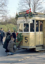 København / Kopenhagen Københavns Sporveje (KS) am 22. April 1972:  Klarmachung  der letzten Altwagengarnitur auf der SL 5 vor der Fahrt von der Kehrschleife in Brønshøj (Brønshøj Torv) zum Straßenbahnbetriebsbahnhof Nørrebro. - Scan eines Farbnegativs. Film: Kodak Kodacolor X. Kamera: Kodak Retina Automatic II. - Anmerkung: 'Den sidste gamle vogn' (Text auf dem Banner am Tw) bedeutet wortwörtlich übersetzt 'Der letzte alte Wagen'.