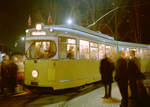 København / Kopenhagen Københavns Sporveje (KS) SL 5: Kurz vor Mitternacht am Abend des 22. April 1972 hält der DÜWAG/Kiepe-GT6 881 in Husum als der vorletzte Zug der Linie 5 in Richtung Formosavej. - Fotos in Verbindung mit Stillegungen von Straßenbahnlinien zu machen, war noch schwieriger als Abendfotos auf den verkehrsreichsten Straßen in der HVZ zu machen - und um Mitternacht des 22. und des 23. April 1972, als die letzte Kopenhagener Straßenbahnlinie, die Linie 5, eingestellt wurde, war es vielleicht noch komplizierter. Die Aufnahmen von diesem Ereignis gehören nicht zu den gelungensten Straßenbahnfotos, dafür dokumentieren sie die besondere Stimmung. - Scan eines Farbnegativs. Film: Kodak Kodacolor X. Kamera: Kodak Retina Automatic II. 