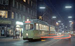 København / Kopenhagen Københavns Sporveje am 23. April 1972, um etwa 01.30: Stillegung der letzten Kopenhagener Straßenbahnlinie, der Linie 5. Wegen einer großen Menschenmenge, die sich vor dem Straßenbahnbetriebsbahnhof Nørrebro befand, dauerte das Einziehen der letzten Straßenbahnfahrzeuge in Betrieb, u.a. des DÜWAG/Kiepe-GT6 881, etwas längere Zeit als üblich. Der Zug hält in der Nørrebrogade an der Esromgade. - Scan eines Farbnegativs. Film: Kodak Kodacolor X. Kamera: Kodak Retina Automatic II.