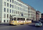 København / Kopenhagen Københavns Sporveje (KS) SL 6 (DÜWAG/Kiepe-GT6 876) København K, Holmens Kanal / Holmens Kirke im November 1968. - Scan eines Diapositivs.