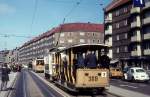 København / Kopenhagen KS: Am Sonntag dem 23. April 1972 gab es einen  Strassenbahn- und Busaufzug  anlässlich der Stilllegung der letzten Strassenbahnlinie, der Linie 5. - Die Museumswagen der Københavns Sporveje, der Kopenhagener Strassenbahnen, fuhren dann ihre letzte Fahrt durch die Strassen der Stadt. - Auf dem Bild sieht man den offenen Beiwagen 389, der 1909 von der Firma Scandia gebaut wurde. - Der Bw befindet sich seit 2003 in der Sammlung des Dänischen Strassenbahnmuseums (Sporvejsmuseet Skjoldenæshom). Aufnahmestelle: Frederikssundsvej / Hulgårdsvej.