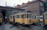 København / Kopenhagen Københavns Sporveje (KS): Viele von den den Kopenhagener Grossraumtriebwagen (Drehstellwagen) der Serie 501 - 618, die von der KS-Hauptwerkstätte in den Jahren 1930 bis 1941 hergestellt worden waren, wurden in Verbindung mit der laufenden Einstellung der Strassenbahnlinien überflüssig. Diese Wagen aus Stahl mit einer inneren Wandverkleidung aus Holz wurden nach der Ausmusterung verschrottet. - Der Tw 540 hält 1969 im Betriebsbahnhof Sundby, wo man ihn zur Verschrottung bereit macht. 