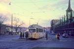 København / Kopenhagen KS im März 1969: Ein wegen des Stossverkehrs verspäteter Zug auf der Linie 6 (DÜWAG-GT6 803) ist um die Holmens Kirke gewendet und hält auf dem Bild an der Haltestelle Holmens Bro. Links ist ein winziger Teil der Holmens Kirke zu sehen, rechts ein grösserer Teil der Börse - beide Gebäude stammen aus der Zeit des König Christians des Vierten (1577, ab 1588 König - 1648). - Im Hintergrund ahnt man ein bisschen vom Kopenhagener Hafen, wo es damals viele Fährschiffe nach u.a. Schweden und Frachtschiffe gab.