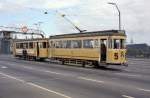 København / Kopenhagen Københavns Sporveje am Sonntag dem 10. September 1967: Sonderfahrt für die Mitglieder der Dänischen Gesellschaft für Straßenbahngeschichte mit den zweiachsigen Wagen 470 und 1054 auf der Strecke der SL 5 - mit Fotohalt auf einer der Brücken, die die Insel Amager mit Seeland (und dem größeren Teil der Stadt Kopenhagen) verbinden, nämlich Lange Bro (: der Langen Brücke). - Die beiden Wagen sind heute Museumswagen im Dänischen  Straßenbahnmuseum. - Scan von einem Farbnegativ. Film: Kodacolor X. Kamera: Konica EE-matic.