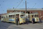 København / Kopenhagen Københavns Sporveje: Im Betriebshof Nørrebro halten am Nachmittag des 24. September 1967 die beiden für die letzten Fahrten der Touristenstraßenbahnlinie eingesetzten Triebwagen, der DÜWAG-GT6 805 und der Tw 562. Vor den Wagen stehen die beiden Wagenführer und die beiden Schaffner. - Die Touristenstraßenbahnlinie fuhr in den Sommermonaten in den Jahren 1960 bis 1967. - Scan von einem Farbnegativ. Film: Kodacolor X. Kamera: Konica EE-matic.