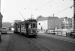 København / Kopenhagen Københavns Sporveje: 516 + 1052 als E-Wagen auf der SL 6 in der Vindebrogade an der Christiansborg Slotskirke (: Schlosskirche) am 29. September 1967. Der Zug funktionierte als fahrende Werbung für das  Lykke-Lotto , das von der Wohltätigkeitsstiftung  Vanførefonden  (: Körperbehindertenstiftung) betrieben wurde. - Der Hauptgewinn war ein Ford (Taunus) 17M. - Scan von einem S/W-Negativ. Film: Ilford FP 3. Kamera: Konica EE-matic.