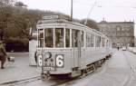 København / Kopenhagen Københavns Sporveje: Tw 541 + Bw 15xx als E-Wagen auf der SL 6 Kongens Nytorv im Oktober 1967. - Neben der Straßenbahn ahnt man einen kleinen Zeitungskiosk; von solchen Kiosken gab es damals viele in Kopenhagen. - Scan von einem S/W-Negativ. Film: Ilford FP 3. Kamera: Konica EE-matic.