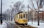 København / Kopenhagen Københavns Sporveje Arbeitstriebwagen / Salzwagen 321 Christiansborg Slotsplads / Holmens Bro am 29. Dezember 1968. - Im Hintergrund sieht man undeutlich ein Reiterstandbild auf einem hohen Sockel. Das Standbild, das auf dem Højbro Plads steht, stellt den Bischof Absalon vor. Der Bischof Absalon, der als Gründer der Stadt Kopenhagen gilt, ließ 1167 eine Burg am Ort errichten, wo später das Schloss Christiansborg gebaut wurde. - Scan von einem Farbnegativ. Film: Kodacolor X.