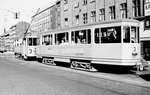 Frederiksberg (København / Kopenhagen) Københavns Sporveje: Ein Zug der SL 3 bestehend aus dem Tw 522 und dem Bw 1507 befindet sich eines Tages im April 1968 an der Ecke Alhambravej / Gammel Kongevej. - Der Zug fährt in Richtung København-Østerbro, Strandboulevarden. - Scan von einem S/W-Negativ. Film: Ilford FP3. 