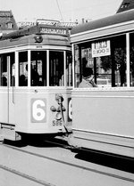København / Kopenhagen Københavns Sporveje (KS): Der Tw 586 hält im April 1968 mit einem Bw der Serie 1501 - 1583 als SL 6 am Kongens Nytorv in der Stadtmitte.