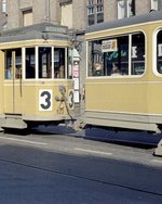 København / Kopenhagen Københavns Sporveje SL 3 (Tw 522 + Bw 1507) Frederiksberg, Alhambravej im April 1968. - Hinter der Straßenbahn sieht man undeutlich einen der für die Frederiksberg Kommune, eine selbständige Kommune, die wie eine Insel in Kopenhagen liegt, charakteristischen Haltestellenständer. - Scan von einem Farbnegativ. Film: Kodacolor X.