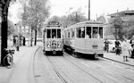 København / Kopenhagen Københavns Sporveje SL 2 (Tw 508 / Bw 1554) Centrum, Christiansborg Slotsplads / Holmens Bro im Mai 1968. - Die Beiwagen der Serie 1501-1583 wurden in den Jahren 1930 bis 1941 gebaut. Die Wagen 1501 und 1532-1583 wurden von der Hauptwerkstätte der Københavns Sporveje hergestellt, während die Waggonfabrik Scandia in Randers (Jütland) die Wagen 1502-1531 baute. - Im Hintergrund links sieht man undeutlich die Börse, die 1619 - 1623 im niederländischen Renaissancestil errichtet wurde; das Gebäude ist eines der ältesten Häuser in Kopenhagen. - Im Vordergrund links sieht man das Fahrrad des damals 18jährigen Fotografen; es wurde in den Jahren der Stillegungen der letzten Kopenhagener Straßenbahnlinien sehr fleißig benutzt, wenn ich mit anderen Straßenbahnfreunden oder allein auf Fotofahrten in der Stadt herumfuhr. - Scan von einem S/W-Negativ. Film: Ilford FP 3.