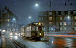 København / Kopenhagen Københavns Sporveje SL 5 (DÜWAG-GT6 868) København S, Østrigsgade / Øresundsvej / Lergravsparken am 8. Dezember 1969. - Scan von einem Farbnegativ. Film: Kodacolor X (19 DIN / 64 ASA). Kamera: Kodak Retina Automatic II. - Das Abendfotografieren von Straßenbahnen an Haltestestellen mit Fotostativ, Drahtauslöser, Schätzung der Belichtungszeit - der Belichtungsmesser musste ja im Kopf sein - war schon ein Lotteriespiel: Man musste sich ja immer die Fragen stellen, ob die Bahn überhaupt an der Haltestelle halten würde, oder wie lange Zeit die Bahn ganz still halten würde, oder ob das Fotografieren durch andere Verkehrsteilnehmer gestört werden würde. Glücklicherweise hat man nicht selten von den vielen freundlichen Straßenbahnführern Hilfe bekommen. - Ich kenne leider nicht mehr die genauen  EXIF-Zahlen  eines solchen Fotos, aber mit durchschnittlichen Lichtverhältnissen habe ich für das Abendfotografieren von vielen Kopenhagener Straßenbahnen zu der Zeit ungefähr zehn Sekunden auf Blende 5,6 / 8 verwendet. - Trotz Aufbewahrung der Negative in besonderen Negativhüllen, trotz Reinigung der einzelnen Negative vor dem Scannen und trotz nachfolgender Bearbeitung habe ich leider nicht vermeiden können, dass einige Bilder schmutzig oder geritzt aussehen!