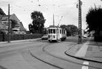 København / Kopenhagen Københavns Sporveje SL 5 (Tw 503 + Bw 15xx) Sundbyøster (København S), Backersvej / Kretavej im Juni 1968. - Der Zug, der beim Rückkehren in den Straßenbahnbetriebsbahnhof Sundby ist, benutzt gerade das Transversalgleis, um auf die sich rechts im Bild befindliche eingleisige Betriebs(hofs)strecke auf der Kretavej einbiegen zu können. - Scan von einem S/W-Negativ. Film: Ilford FP3.