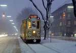 København / Kopenhagen Københavns Sporveje SL 6 (Tw 574 + Bw 15xx) Østerbro, Jagtvej am 26. Februar 1969. - Fotohalt auf der Betriebs(hofs)strecke auf der Jagtvej zwischen der Stammstrecke der SL 6 (am Vibenhus Runddel) und dem Straßenbahnbetriebsbahnhof Svanemøllen. Mit dem Wagenführer des Zuges hatten ein Freund und ich verabredet, er solle - noch einmal - eine kurze Pause machen (s. voriges Bild), und so gelang es uns, ein außergewöhnliches Winterabendfoto von der SL 6 zu machen. Mit der damaligen verfügbaren Fotoausstattung konnte man in der Dunkelheit ja nur haltende Straßenbahnen fotografieren, d.h. auf Zeit durch die Verwendung eines Fotostativs und eines Drahtauslösers. - Mit der heutigen digitalen Technik haben die Fotografen es heute oft viel leichter als damals. - Mit dem Bild und dessen Begleittext möchte ich allen einen guten Rutsch ins Neue Jahr, ein gutes neues Bahnfotojahr und alles Gute im Neuen Jahr wünschen.