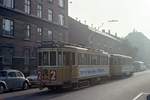 København / Kopenhagen Københavns Sporveje SL 2 (E-Zug): Der Tw 513 und der Bw 1554 warten eines Morgens im September 1968 auf die Rückfahrt in Richtung Sundbyvester Plads auf der Insel