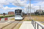 Århus Aarhus Letbane: Der Tw 1106-1206 (Stadler Variobahn) auf der Letbanelinie (= Straßenbahnlinie) L2 erreicht am 9. Juli 2020 die Hst. Aarhus Universiteshospital in Skejby.