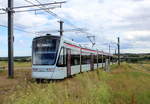 Århus Aarhus Letbane: Der Triebwagen 1106-1206 (Stadler Variobahn) kommend von der Endstation an der Schule der Vorstadt Lisbjerg, Lisbjergskolen, erreicht am Nachmittag des 9. Juli 2020 die Haltestelle Lisbjerg Bygade. Der Zug fährt in Richtung Aarhus H (: den Hauptbahnhof von Århus). - Die Schreibweise 'Århus' folgt den dänischen Rechtschreibungsregeln, die, was den Buchstaben 'å' betrifft, 1948 geändert wurden; bis dann benutzte man in Dänemark den Diphthong 'aa' für den spezifisch nordischen Laut. Nur in Personennamen, Firmennamen u.ä. durfte man fortan 'aa' benutzen. - 1984 erlaubte der dänische Staat jedoch öffentlichen, staatlichen und kommunalen, Behörden die Wiedereinführung von 'aa' statt 'å' in Ortsnamen und Namen öffentlicher Institutionen. In Århus glaubte der Stadtrat, dass 'Aarhus' internationaler als 'Århus' scheinen würde. Deshalb wurde die Schreibweise 'Aarhus' ab dem 1. Januar 2011 eingeführt, aber nach den Rechtschreibungsregeln heißt die zweitgrößte Stadt Dänemarks 'Århus'.