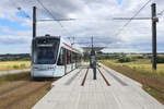 Århus Aarhus Letbane: In der Hst. Lisbjerg Bygade hält am Nachmittag der nächste Zug (Stadler Variobahn 1103-1203) auf der Linie L2 in Richtung Lisbjergskolen. - Die Umgebung dieser Haltestelle ist noch sehr ländlich, aber in einigen Jahren wird das Ambiente sich vermutlich durch die Errichtung neuer Wohnhäuser und Gewerbeliegenschaften (etwas) geändert haben. Schon der Name der Hst. verspricht eine Änderung der Umgebung: 'Bygade' bedeutet 'Stadtstraße'! -
Stufen der Entwicklung der Letbane: 
Am 21. Dezember 2017: Eröffnung der Straßenbahnlinie L2 Aarhus H - Aarhus Universitetshospital.
Am 25. August 2018: Verlängerung der Linie L2 zur Endstation Lisbjergskolen in der Vorstadt Lisbjerg und Eröffnung der RegioTram-Strecke Aarhus H - Odder (Linie L2).
Am 30. April 2019: Verlängerung der Linie L2 von der Hst. Lisbjerg Bygade nach Lystrup und Eröffnung der Regionalstadtbahnlinie L1 von Århus nach Grenå.

