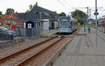 Eine Straßenbahn auf einer - ehemaligen - Eisenbahnstrecke! Der Tw 1110-1210 (Stadler Variobahn) der Aarhus Letbane hält am 10. Juli 2020 als Straßenbahnlinie / RegioTramlinie L2 im Bahnhof Malling auf der Bahnstrecke Århus - Odder, einer Strecke, die bis Dezember 2012 von Dieseltriebzügen, den sogenannten Y-Zügen, der Odderbanen und vom Dezember 2012 bis 26. August 2016 von DSB-Dieseltriebzügen des Typs Desiro bedient wurde. Seit dem 25. August fahren hier die Variobahnen der Aarhus Letbane. - Das Bahnhofsgebäude ist umgebaut und modernisiert worden und fasst jetzt die Apotheke in Malling.