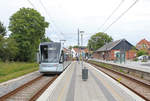 Aarhus Letbane: Der Tw 1104-1204 auf der Linie L2 hält am 10. Juli 2020 im Bahnhof Tranbjerg abfahrbereit.