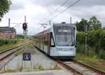 Aarhus Letbane Linie L2: En Zug nach Odder (Stadler Variobahn 1113-1213) verlässt am 10. Juli 2020 die Hst. Viby Jylland. - Rechts hinter der Hecke befindet sich die Bahnstrecke Århus - Skanderborg. - Die Etymologie des Stadtnamens 'Viby': Die Vorsilbe 'Vi-' stammt aus dem altdänischen 'with' = 'Wald' (in einer alten schriftlichen Quelle heißt die Stadt 'Withby'); die Silbe '-by' bedeutet eigentlich 'boplads' = 'Siedlung' und hängt mit dem dänischen Verbum 'bo' = 'wohnen' zusammen. Die Stadtnamen 'Viby' auf den Inseln Sjælland (Seeland) und Fyn (Fünen) haben, was die Vorsilbe betrifft, einen anderen Ursprung!