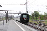 ER 2019 erreicht an einem regnerischen Sommertag den Bahnhof Odense, kommend als Re von Fredericia