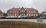 Das ehemalige Bahnhofsgebäude in Grindsted (Dänemark). Grindsted war früher ein Knotenpunkt im Eisenbahnverkehr. Heute fahren hier keine Züge. Aufnahme: 3. februar 2022.