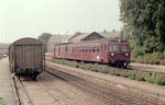 DSB: Am 5. September 1976 erreicht ein Lokalzug bestehend aus dem Triebwagen M0 1834 und einem Steuerwagen des Typs Bhs den Bahnhof Vinderup. - Scan eines Farbnegativs. Film: Kodak Kodacolor II. Kamera: Minolta SRT-101.