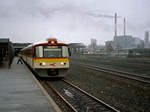Østbanen: Ym 8 + Ys + Ym + Ys stehen am 12. Februar 2007 im Bahnhof Køge (Gleis 5) abfahrtbereit. Der vordere Teil des Zuges fährt nach Fakse Ladeplads, während der hintere Teil Rødvig als Zielbahnhof hat. Die Teilung des Zuges findet in Hårlev statt. - Die Kleinstadt Køge, die eine interessante und schöne Altstadt besitzt, hat andere Bahnverbindungen: Nach Kopenhagen mit der Kopenhagener S-Bahn (DSB), nach Roskilde und nach Næstved mit  Lille Syd  (:  der kleinen Südbahn  (DSB)). - Darüber hinaus gibt es eine Fährverbindung nach Rønne auf der Insel Bornholm. - Scan eines Farbnegativs. Film: Kodak Gold 200-6. Kamera: Leica C2.
