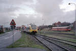 Lokalbanen (Frederiksværkbanen): Kommend vom Hafen von Hundested nähert sich eine LINT 41-Garnitur am 17. Dezember 2006 dem Bahnhof von Hundested. - Scan eines Farbnegativs. Film: Kodak GC 400-8. Kamera: Leica C2.