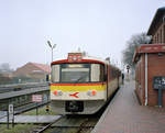 Østbanen: Ein Dieseltriebzug bestehend aus einem Tw des Typs Ym und einem Steuerwagen des Typs Ys hält am 12. Februar 2007 im Bahnhof Hårlev. - Die Züge der Østbanen fahren auf den Strecken Køge - Hårlev - Rødvig und (Køge -) Hårlev - Fakse Ladeplads. - Scan eines Farbnegativs. Film: Kodak Gold 200-6. Kamera: Leica C2.  