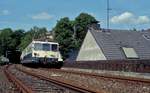 Am 16.05.1993 verlässt der 515 604-7 den Haltepunkt Wuppertal-Rott und überquert den Steinweg-Viadukt. Da es sich um eine Sonderfahrt handelte und das südliche Gleis bereits stillgelegt war, konnte der Zug aus dieser Perspektive aufgenommen werden.