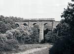 Unbekannte 515 + 815 Garnitur auf dem Viadukt bei Niedererbach (September 1983).