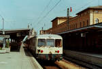 Der eigentlich zeitlose Akkuzug der DB-Baureihe 515/815 wurde auch im Raum Augsburg eingesetzt. Dabei bot der Augsburger Hauptbahnhof diesem Zug eine würdevolle Bühne. 515 135-2 wartet dort, es war im Sommer 1984, auf seine Fahrgäste. Solche Akkuzüge wurden auch auf der Weldenbahn eingesetzt.
