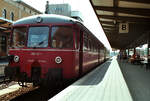 Augsburg Hauptbahnhof: DB-Akkuzug 815 747-1 plus ein Wagen der Baureihe 515 warten einsam auf Fahrgäste, Sommer 1984  