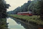 815 756-2 und 515 615-3 sind im Sommer 1982 zwischen Neuss und Kaarst im Neusser Stadwald unterwegs