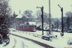 An einem Wintertag 1985 verläßt ein 515 auf dem Weg von Mettmann nach Düsseldorf den Bahnhof Neanderthal