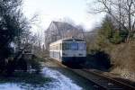 Zwischen Wuppertal-Cronenberg und Wuppertal-Cronenfeld ist 515 604-7 Mitte Februar 1988 unterwegs