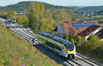 Blick auf den Bahnhof Ostelsheim an der Hermann-Hesse-Bahn, den der 563 102-3 am 15.10.2026 in Richtung Calw verl�sst, im Hintergrund der 563 120-7, der in der Gegenrichtung unterwegs ist