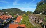 Der fr�here Bahnhof Calw, in dem die w�rttembergische Schwarzwaldbahn auf die Nagoldtalbahn traf, lag etwas au�erhalb der Stadt und wurde durch zwei zentrumsnahe Haltepunkte ersetzt, die wegen der