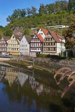 �ber den D�chern von Calw f�hrt ein aus Weil der Stadt kommender 563 am 15.10.2026 in die Endstation der Hermann-Hesse-Bahn ein
