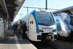 Stadler Flirt Akku 1427 000 (94 80 1427 000-3 D-STAP) am 11.09.2023 in Erfurt Hbf. Der Triebwagen pendelte zum Tag der offenen Tür bei der Erfurter Bahn zwischen Erfurt Ost und Erfurt Hbf.