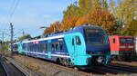 Testfahrten mit den zwei Akkutriebzügen von Stadler für die NAH.SH  mit  526 002  (NVR:  94 80 2526 002-7 D-SRSDE .... ) +  826 001  leider stark mit Graffiti bemalt mehrfach am 17.10.22 Durchfahrt Bahnhof Brieselang.
