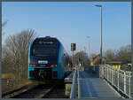 526 043 der Nordbahn steht am 21.02.2025 am provisorischen Haltepunkt Boren-Lindaunis Schleibrücke Nord zur Weiterfahrt nach Flensburg bereit. 