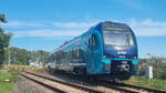 Akkutriebzug Stadler 526 010 (94 80 2526 010-0 D-SRSDE) als erixx RE83 bei Ausfahrt aus Lauenburg (Elbe) nach Lüneburg; 25.08.2025