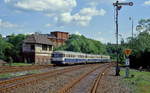 Am 16.05.1993 fand auf der Wuppertaler Nordbahn eine Sonderfahrt mit den Akkutriebwagen 515 604-7 und 515 690-3 und einem 815 statt. Am schönen Stellwerk Mf vorbei fahren die Triebwagen in Wuppertal-Mirke ein.