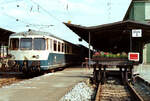 Akkuzug 515 014-9 vor einigen Personenwagen im Bahnhof Nördlingen, Sommer 1984
