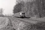 Akkutriebwagen unterwegs bei Ahaus als Zug 7634 von Gronau nach Dortmund Hbf, 12.02.1977.